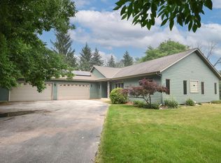 2400 Hillsdale Dr E, Brookfield, WI 53005