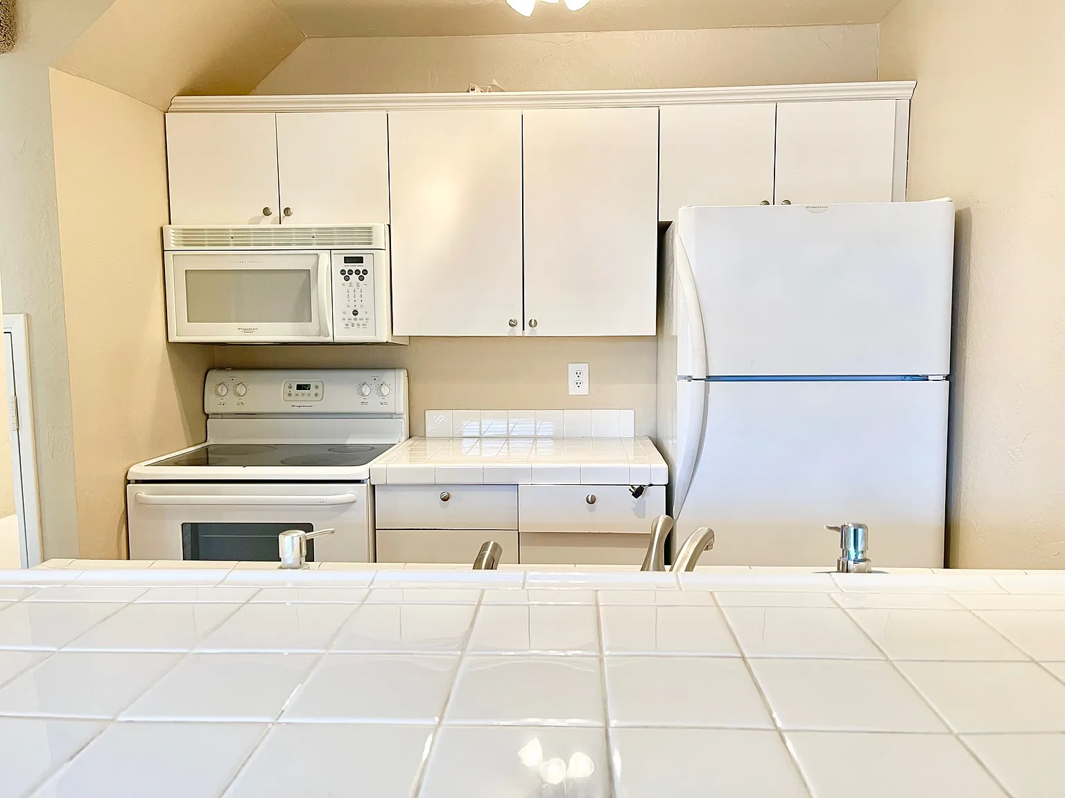 2 bed, 945 sqft, $1,750 — Photo 2