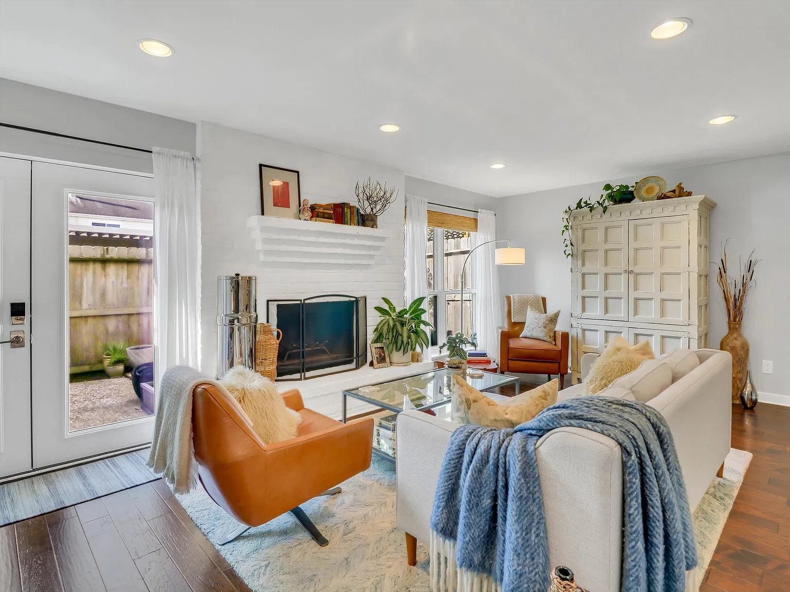 3 bed, 2.5 bath, 1847 sqft, $2,500 — Photo 1
