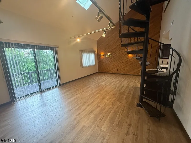 3 bed, 1.0 bath, $2,100 — Photo 3