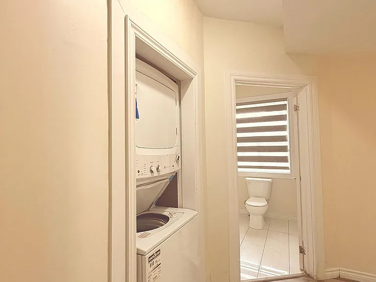 544 Dundas St E — Photo 5