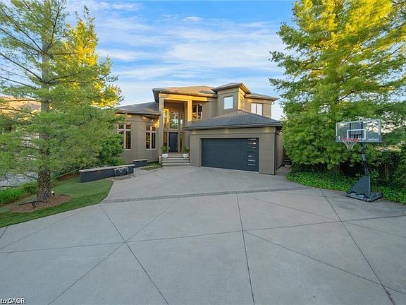 3rd image of 32 Kenny Ct