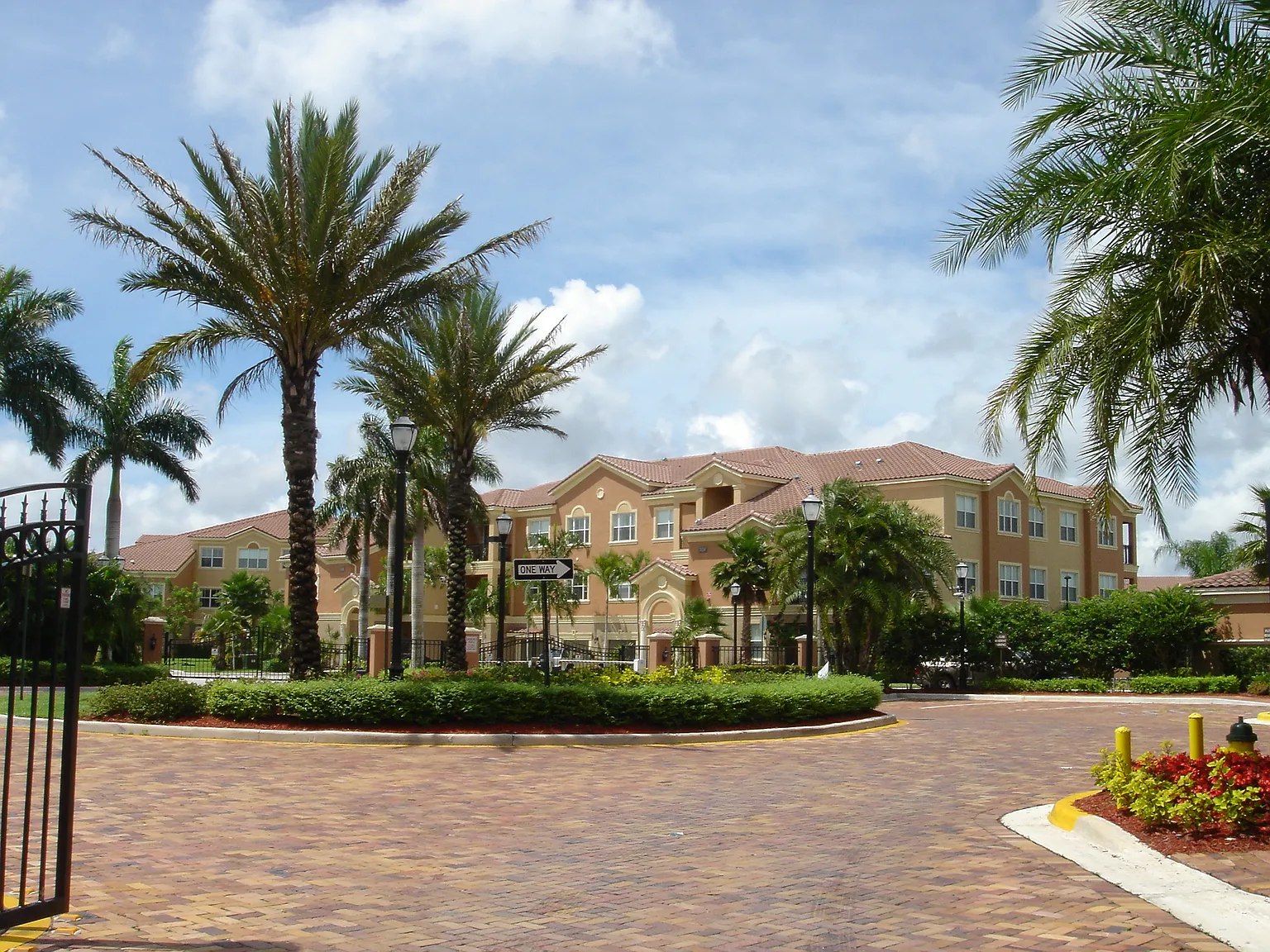 2 bed, 1048 sqft, $2,300 — Photo 4