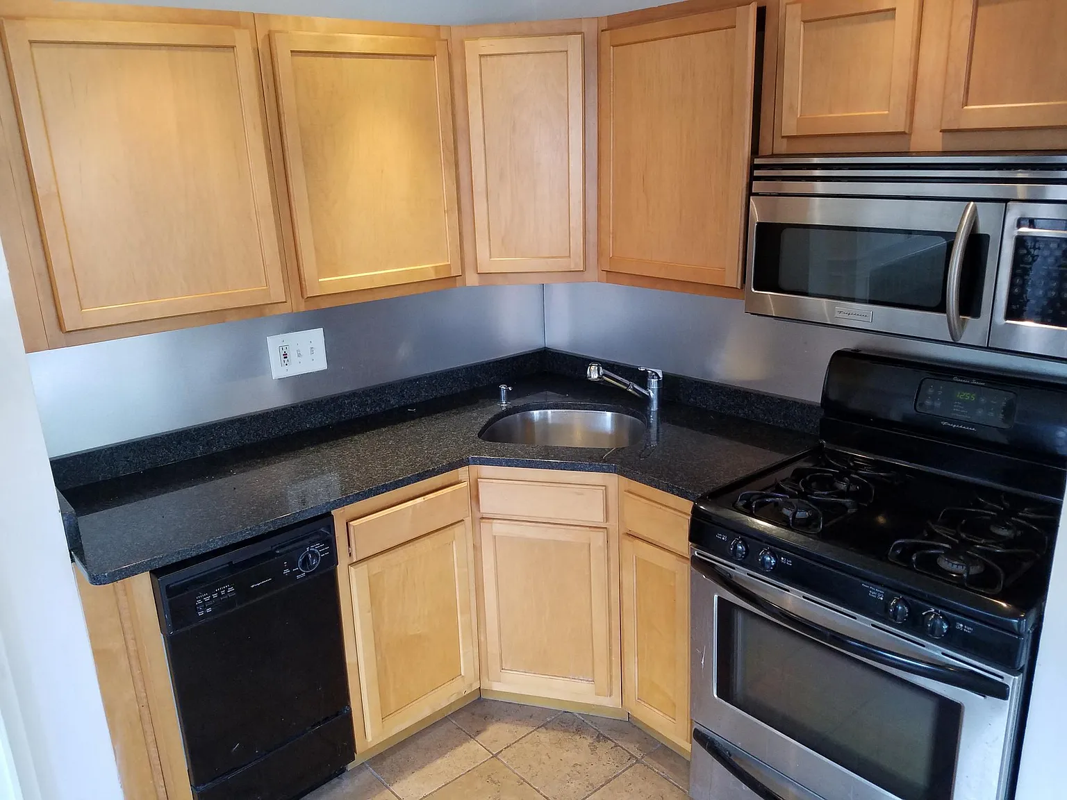 2 bed, 1000 sqft, $1,750 — Photo 3