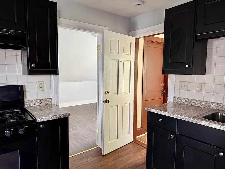 13 Elizabeth St #3 — Photo 12