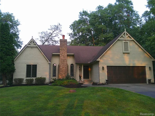 1039 S East St, Fenton, MI 48430