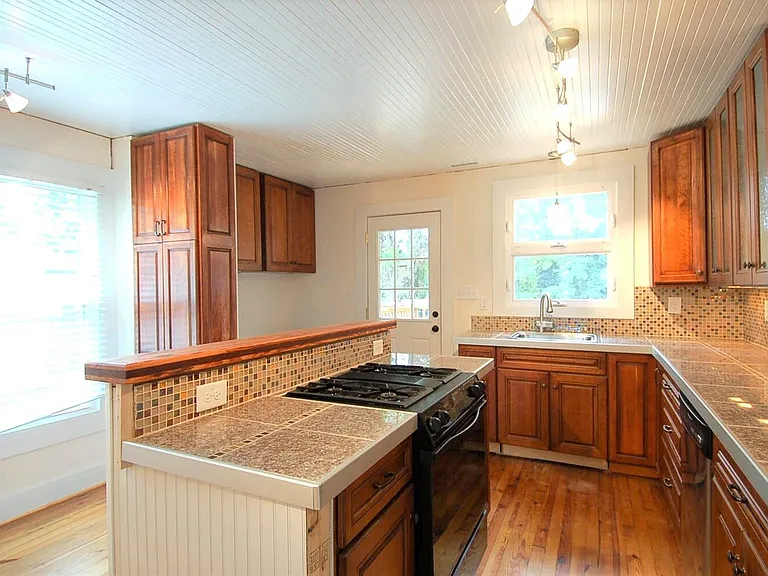 8709 Chapel Hill Rd — Photo 4