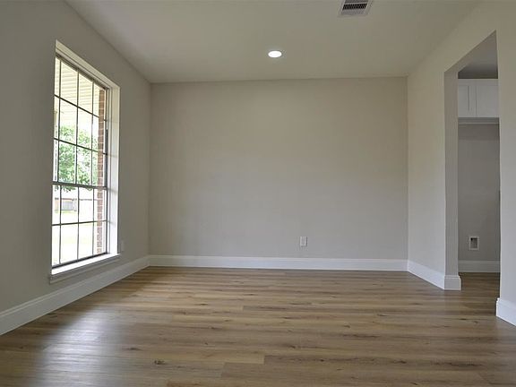 4th image of 906 E San Augustine St