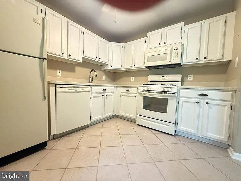 3705 Waltham Ct — Photo 2
