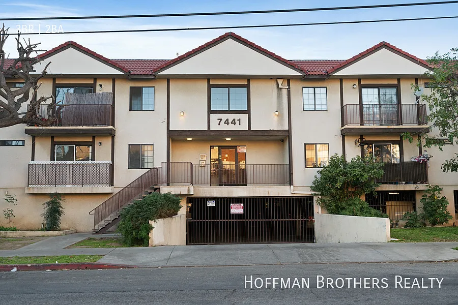 7441 Hazeltine Ave Van Nuys, CA 91405 — Photo 3