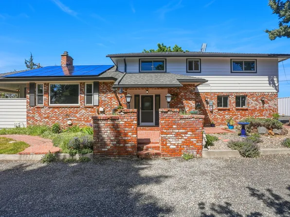 61573 E Lake Dr, Bend, OR 97702
