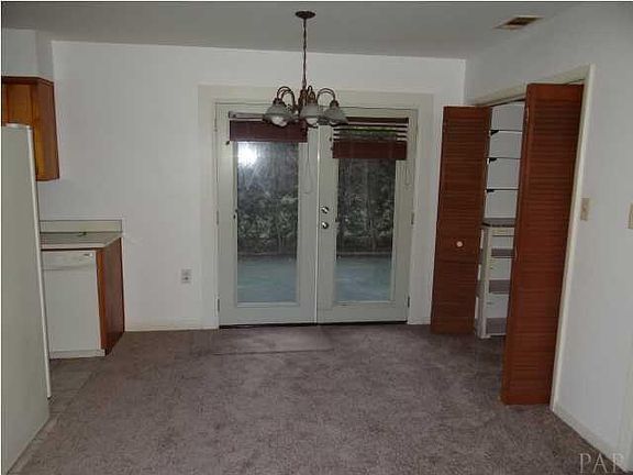 5th image of 900 Blue Springs Ave