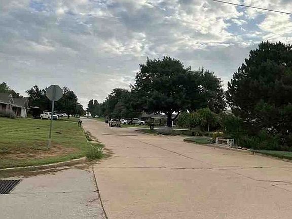 Exterior Neighborhood (street photo)