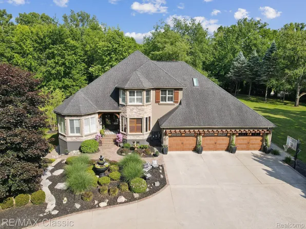 7568 Salem Woods Dr, Northville, MI 48168