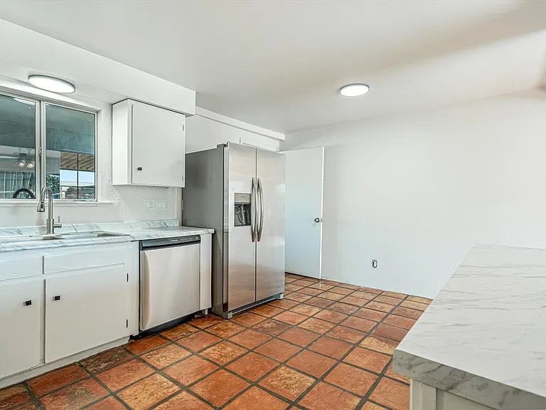 2736 S Calle Yucatan — Photo 5
