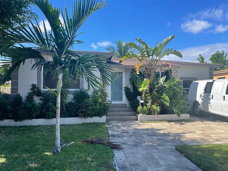 15760 NE 18th Ct — Photo 4