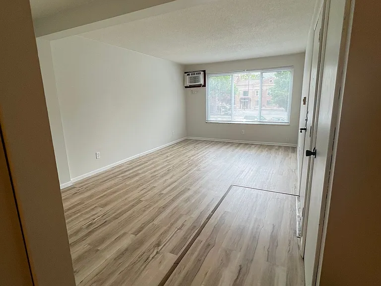 516 W Mulberry St — Photo 8