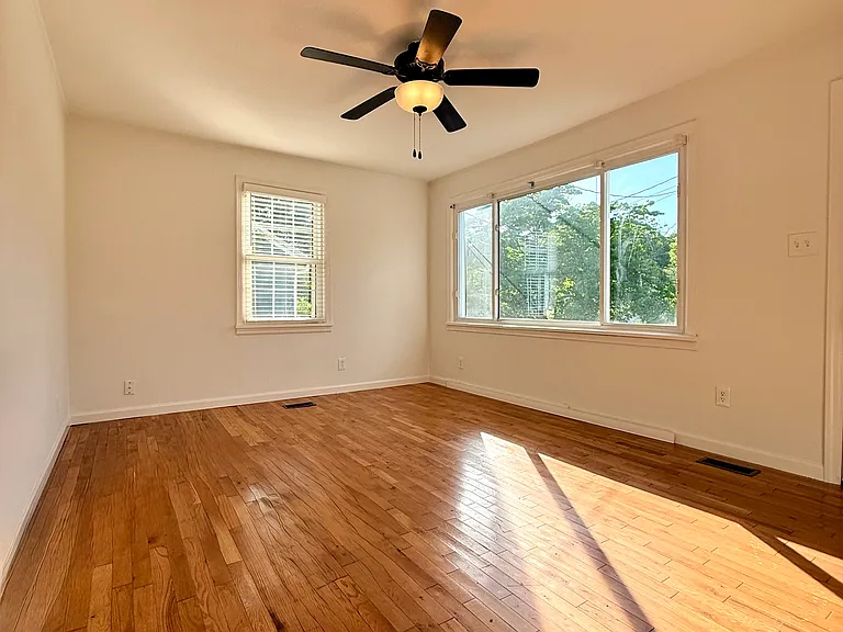 1040 Ashwood Pl — Photo 2
