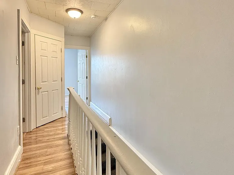 570 Line St — Photo 9
