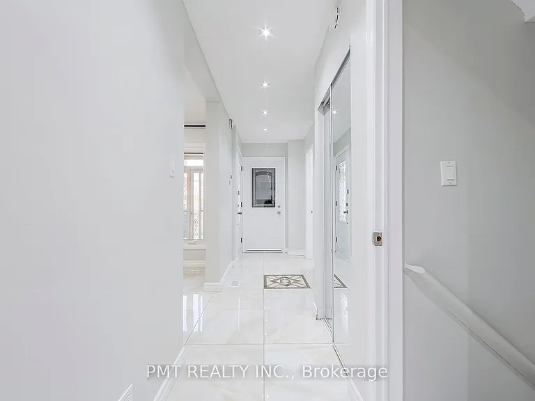 26 Granada Cres — Photo 5