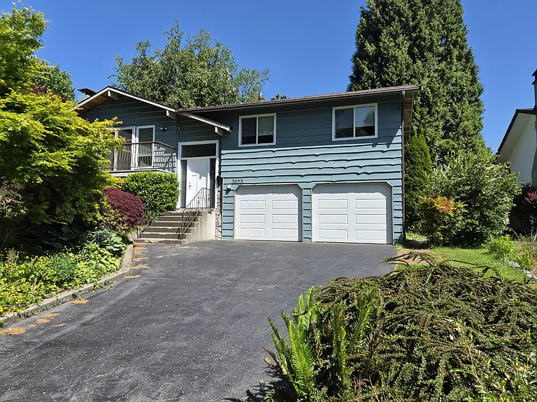 3853 Clematis Cres — Photo 2