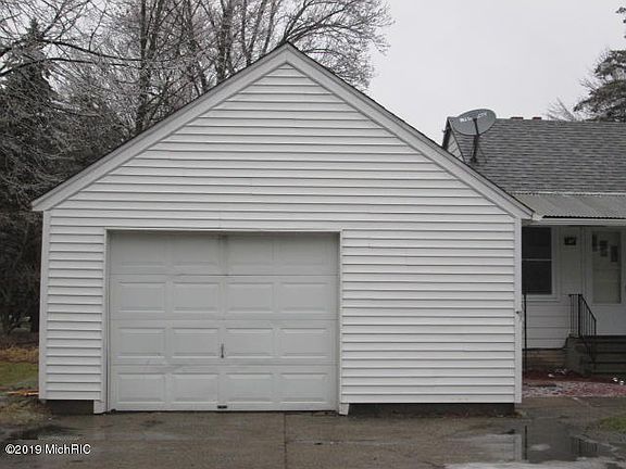 3rd image of 728 S Benton St