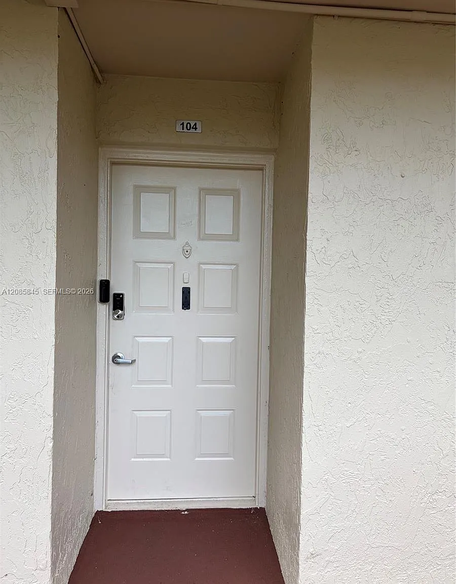 111 Lake Emerald Dr — Photo 3