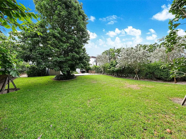 180 SW 38th Ct — Photo 17