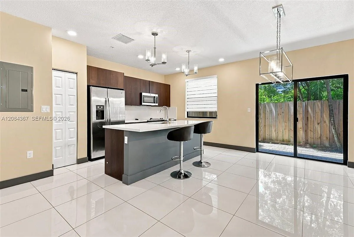 3 bed, 2.5 bath, 1420 sqft, $3,800 — Photo 4
