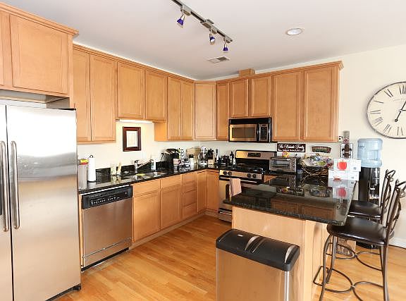 2nd image of 3655 N Southport Ave Unit S4