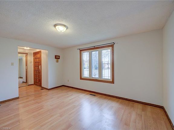 3rd image of 390 Brantwood Park Rd