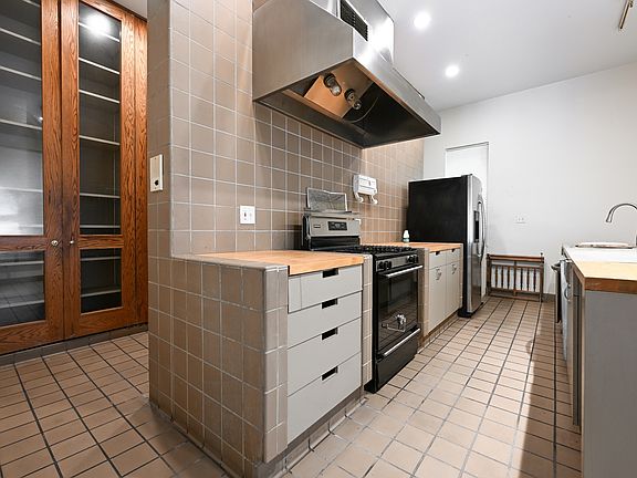4th image of 849 N Dearborn St