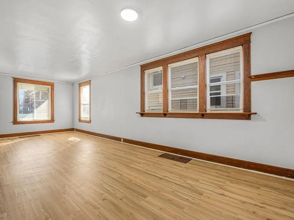 1st image of 3967 Glenmore Ave #3967
