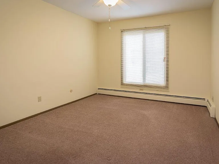 Silver Oaks Court Apartments — Photo 14