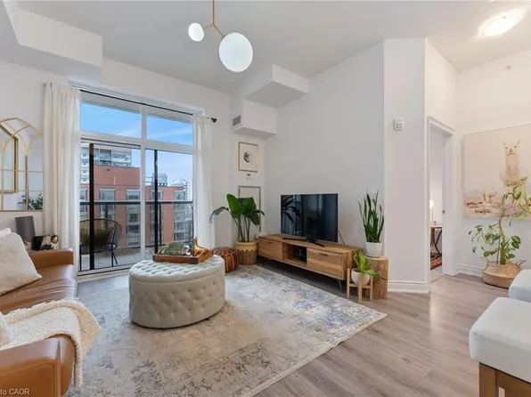 81 Robinson St #1008, Hamilton, ON L8P 0C2