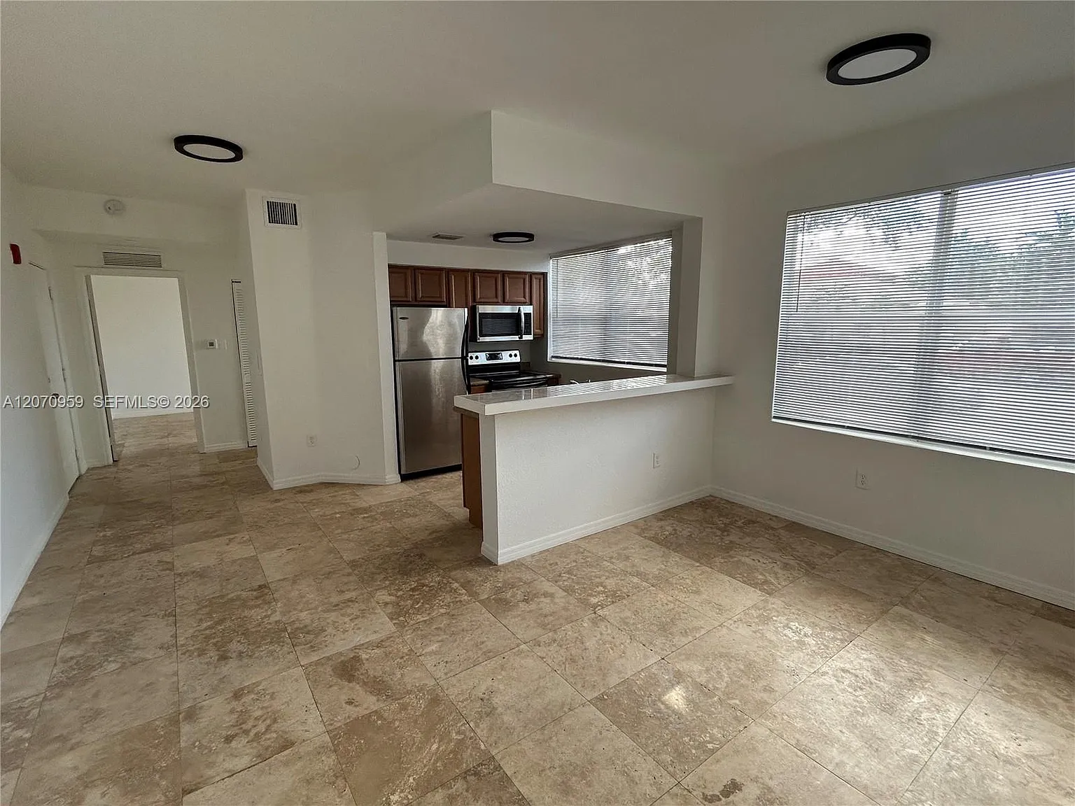 953 SW 10th St — Photo 1