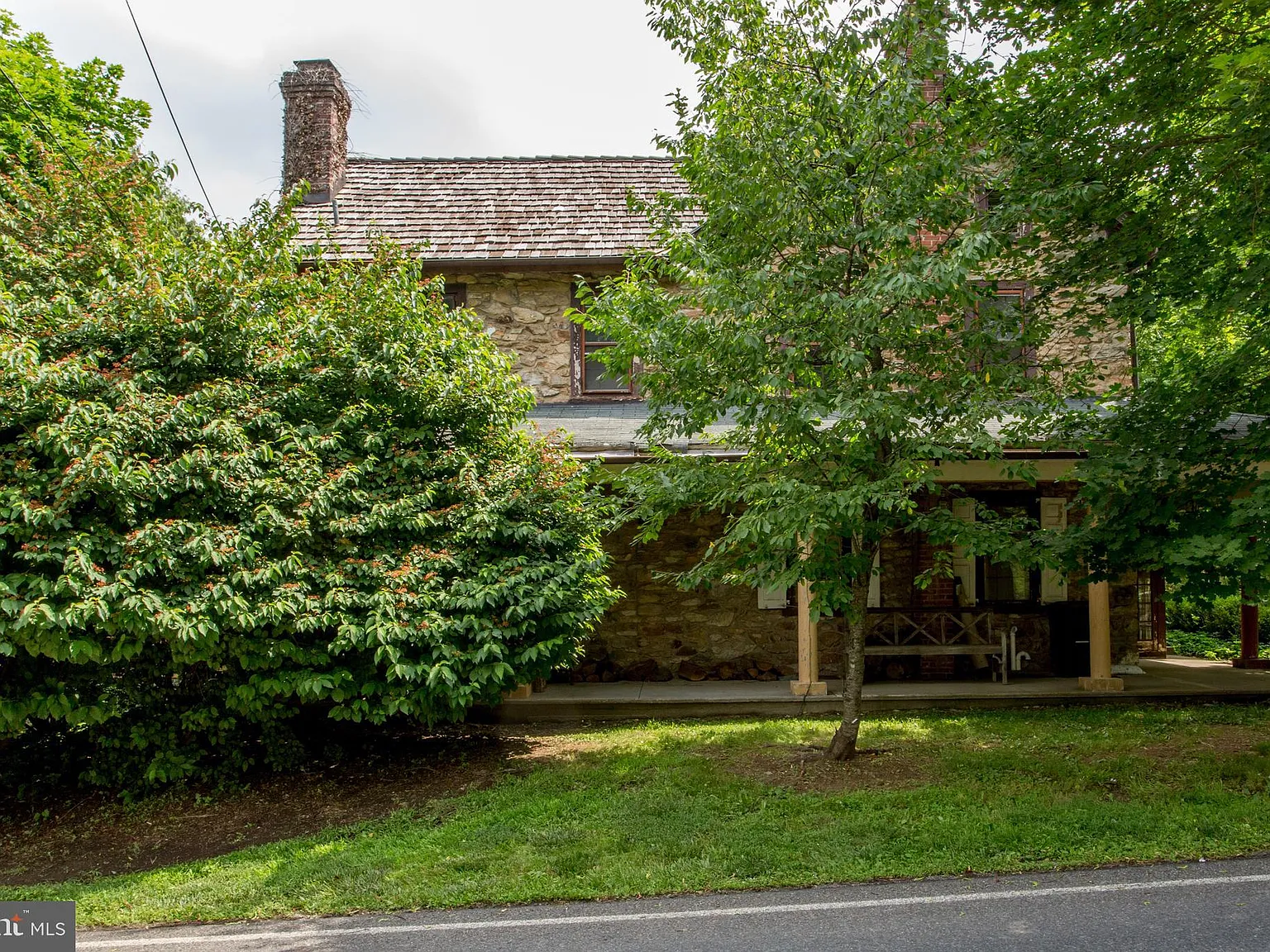 3 bed, 1.0 bath, 2900 sqft, $2,900 — Photo 2