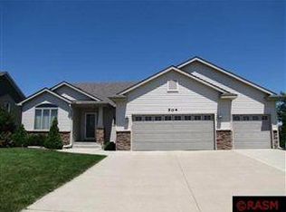 504 Ledlie Ln, Mankato, MN 56001