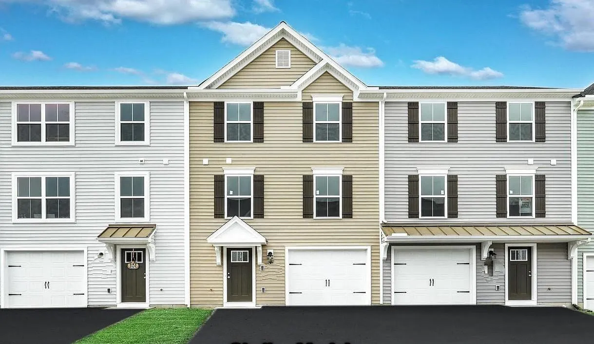 3 bed, 2.5 bath, 1563 sqft, $2,295 — Photo 1