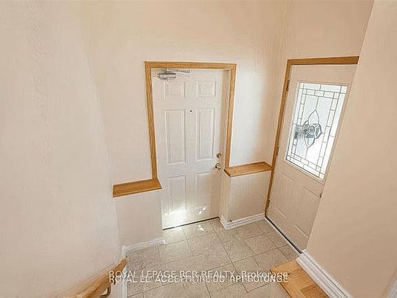 3rd image of 254 Simcoe Rd