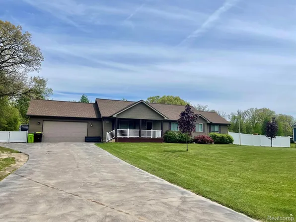 815 Sugden Lake Rd, White Lake, MI 48386