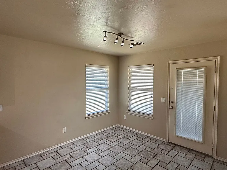 800 Blake Ct — Photo 4