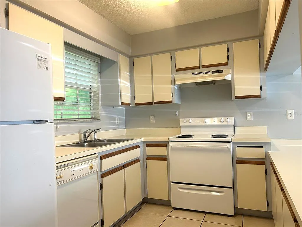 2 bed, 1.5 bath, 1102 sqft, $1,250 — Photo 2