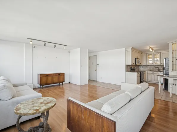 166-41 Powells Cove Boulevard image 11 of 32