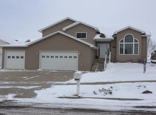 2704 7th Ave NW, Minot, ND 58703