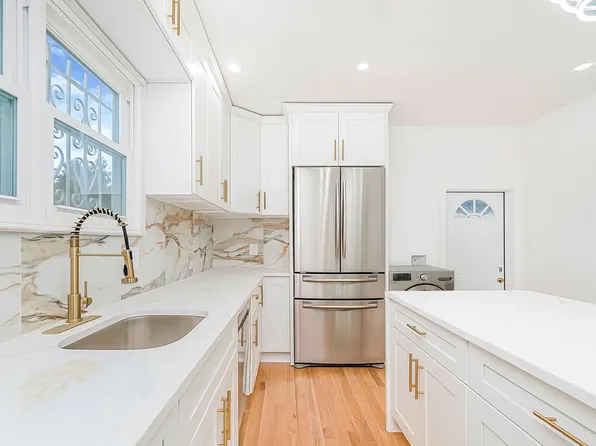 617 East 52nd Street image 9 of 22