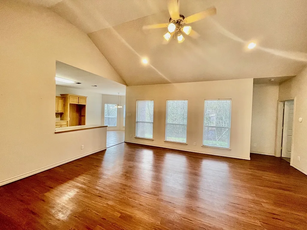 3 bed, 1576 sqft, $1,995 — Photo 3
