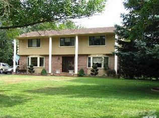 6 Pine Acre Ct, Dix Hills, NY 11746