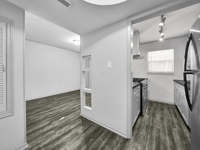 Carrolton Apartments — Photo 4