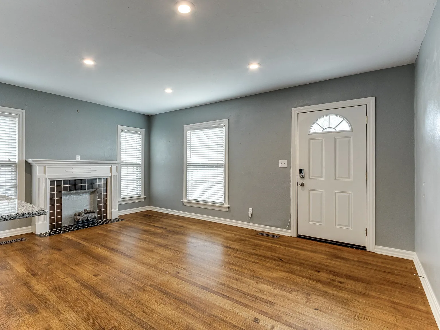 3 bed, 1407 sqft, $1,950 — Photo 2